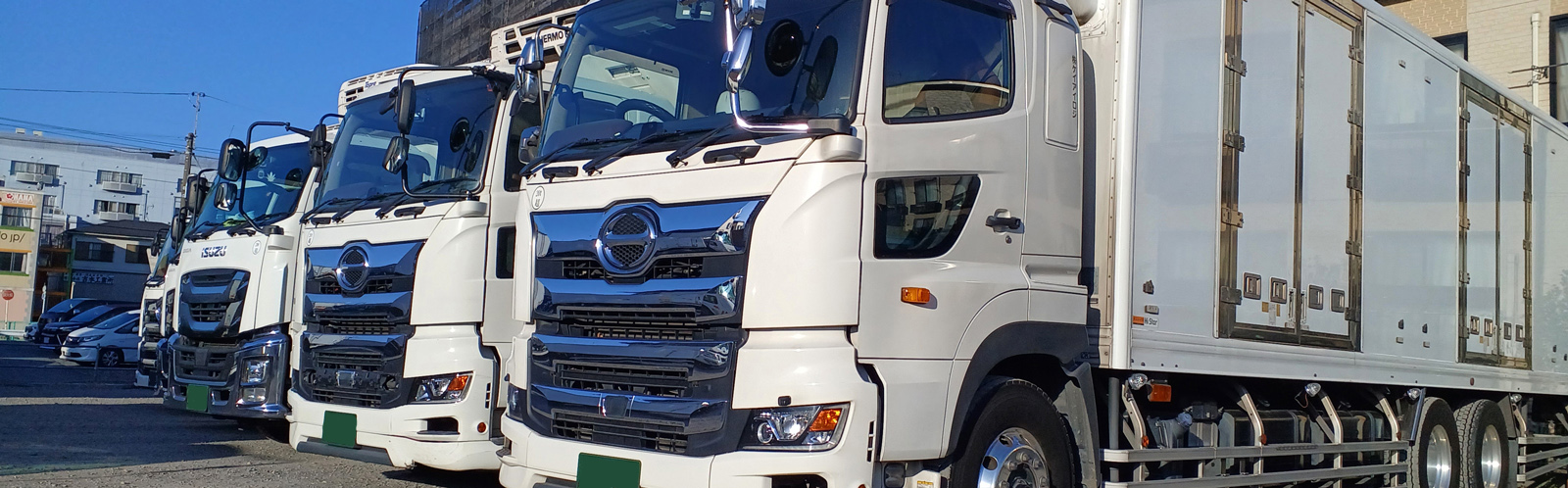 トラックが倉庫から出るヒーロー画像