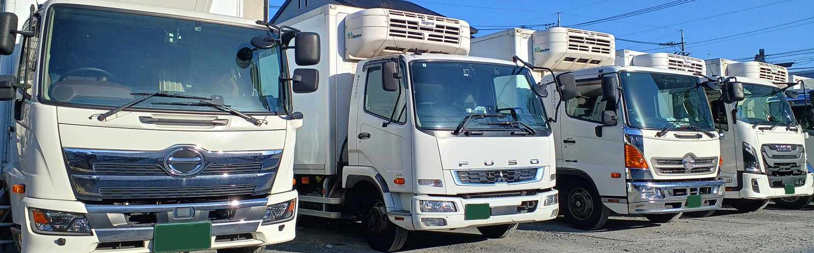 トラックが倉庫から出るヒーロー画像